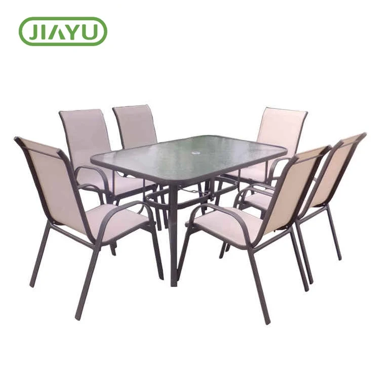 Vouwijzeren buitentafel en stoelen ingesteld